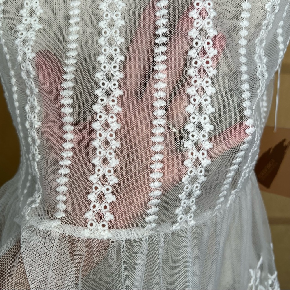 Forever 21 Sheer Ivory Lace & Embroidered Peplum Sleeveless Top Medium NWT - Picture 4 of 15